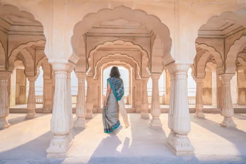 Tour in India, una bella donna a Raj Ghat