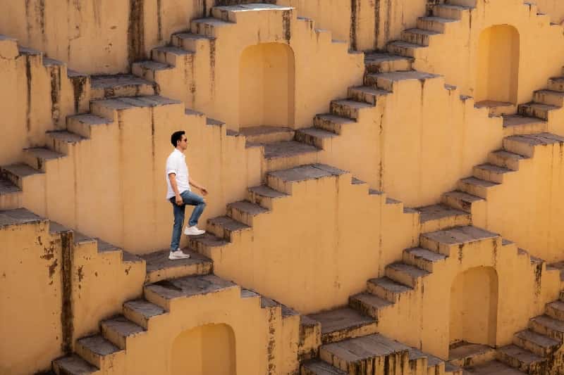 Viaggio in India organizzato, una uomo alla scale a Jaipur