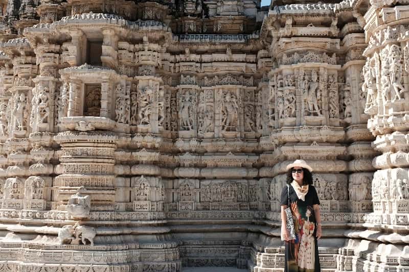 Tour India 10 Giorni, una donna a adinath a ranakpur