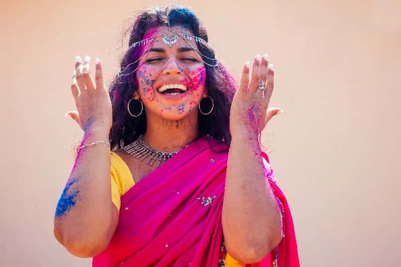 Tour in India, una bella donna in india a colore della festa