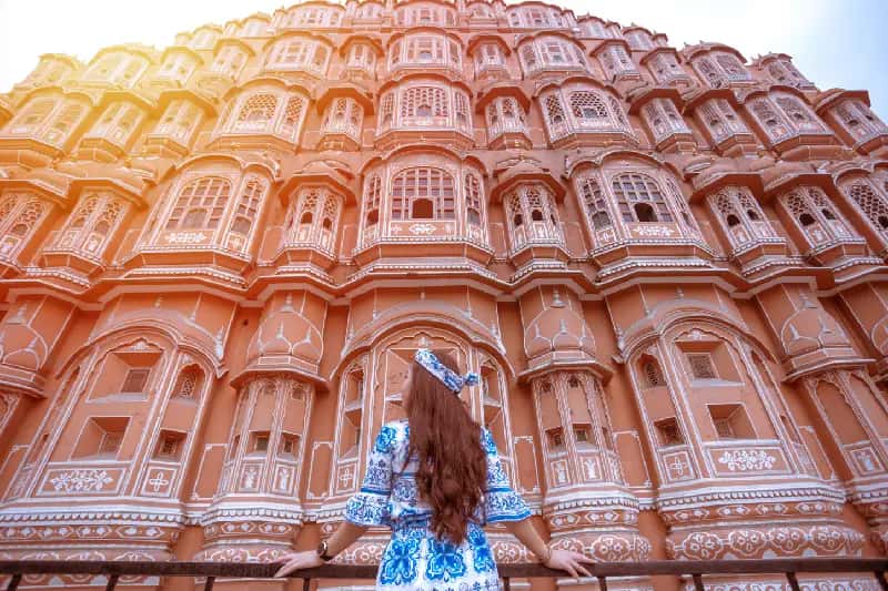 Viaggio in India organizzato, una donna indossa un vestito blu a grande Jaipur