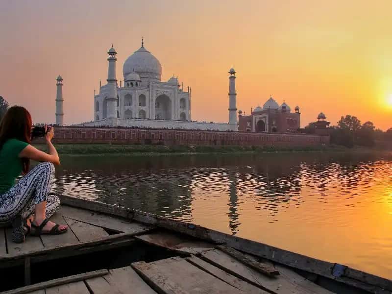 una donna davanti davanti a Taj Mahal