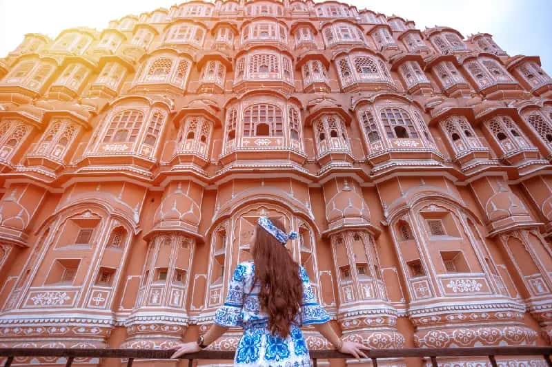 Viaggio in India organizzato, una donna indossa un vestito blu a grande Jaipur Viaggio in India organizzato, una donna indossa un vestito blu a grande Jaipur