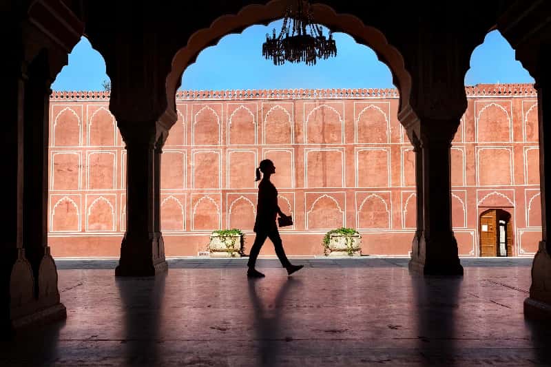 Viaggio in India organizzato, una donna a Jaipur Viaggio in India organizzato, una donna a Jaipur
