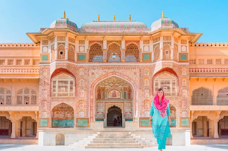 una donna in un Viaggio in India organizzato in 8 giorni una donna in un Viaggio in India organizzato in 8 giorni