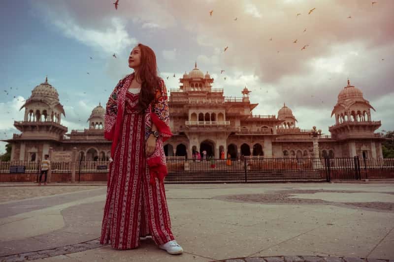 Vacanza India, una donna con un vestito rosso in india Vacanza India, una donna con un vestito rosso in india